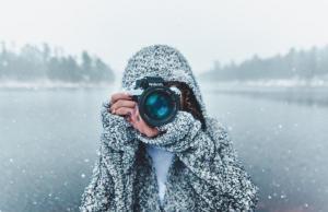 ragazza coperta di neve scatta foto