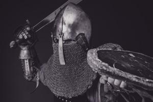 cavaliere con armatura con spada sguaiata