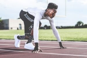 atleta pronto a scattare per una corsa