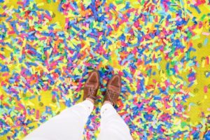 gambe di persona su pavimento con coriandoli