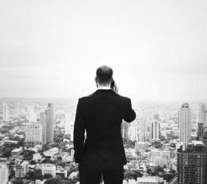 uomo al telefono con skyline città