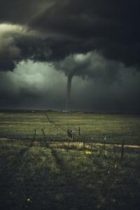 tornado in un campo