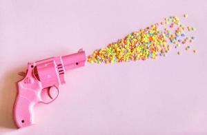 pistola giocattolo che spara caramelle
