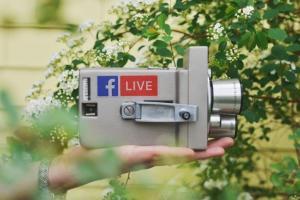 videocamera con simbolo facebook
