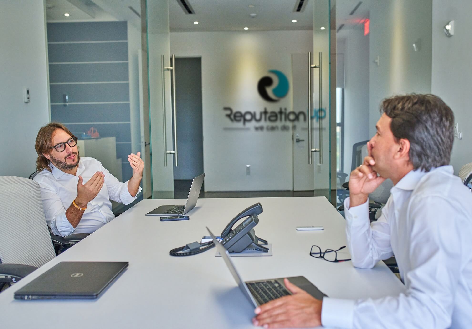 Andrea Baggio y Juan Ricardo Palacio en la oficina de ReputationUP en Miami
