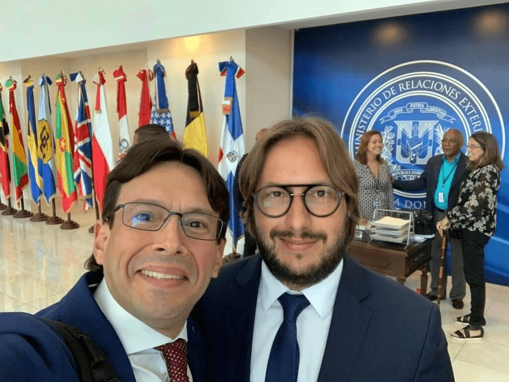 Juan Ricardo Palacio und Andrea Baggio im Hauptquartier des Außenministeriums der Dominikanischen Republik.